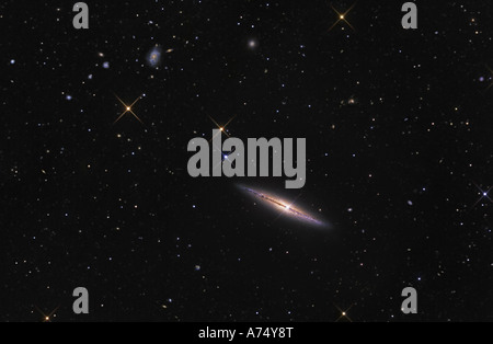 Una chiusura di NGC 4013, un bordo-su unbarred galassia a spirale nella costellazione dell'Orsa Maggiore. Foto Stock