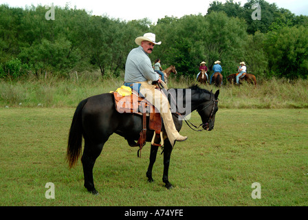 Un cowboy a cavallo in Bandera Texas Foto Stock