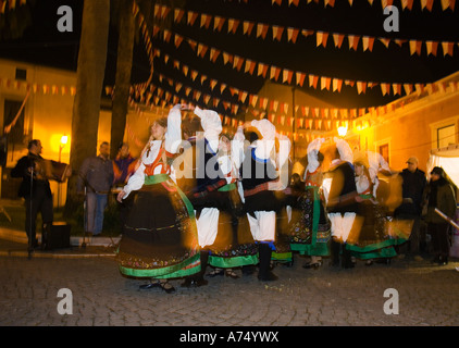 La Sartiglia di Oristano, Sardegna, Italia; ballerini folk in costume tradizionale Foto Stock