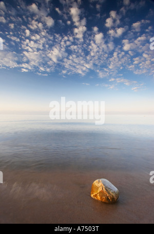 Roccia sulla riva del lago Issyk Kul Foto Stock