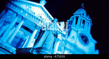 Davanti alla Cattedrale di St Paul Croce trasformati colpo di Londra di notte Foto Stock