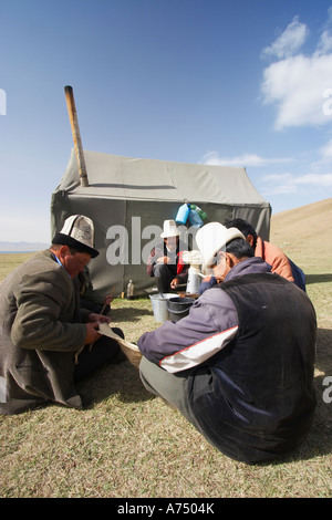 I Pastori del Kirghizistan seduto fuori tenda Foto Stock