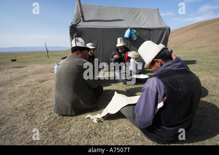 I Pastori del Kirghizistan seduto fuori tenda Foto Stock