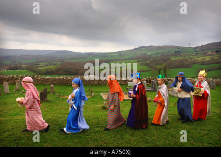 I BAMBINI IN COSTUME PRIMA DI UNA SCUOLA PRIMARIA NATIVITÀ GIOCARE IN UNA CHIESA DORSET REGNO UNITO Foto Stock