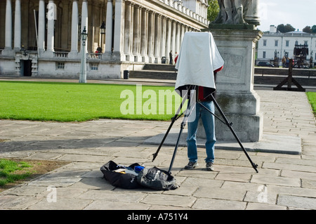 Fotografo utilizzando un formato di grandi dimensioni macchina fotografica per scattare una foto di una statua nel cortile del Royal Maritime Museum di Londra Greenwich Foto Stock