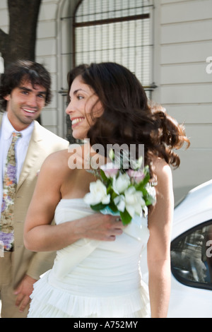 Sposa giovane che si rincorrono Foto Stock