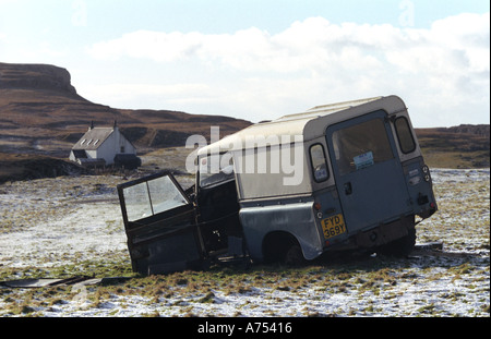 Dead land rover sull isola di canna in Scozia Foto Stock