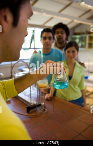 Insegnante di scienze dimostrare agli studenti Foto Stock