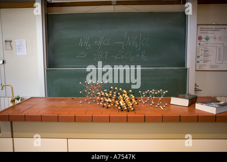 Diagrammi di molecolare sulla scrivania in classe di scienze Foto Stock