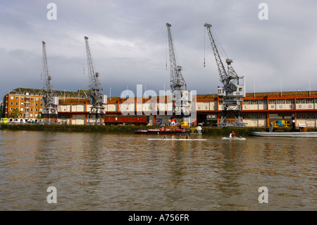Vogatore s di fronte al vecchio dock gru il porto di Bristol Bristol England Regno Unito Foto Stock