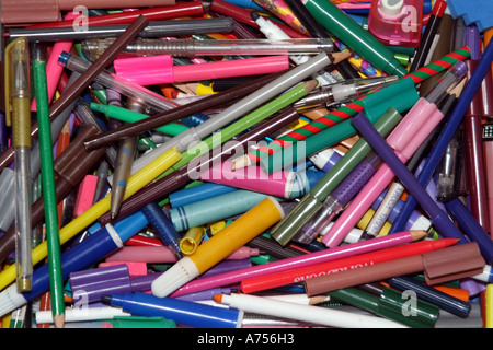 Penne colorate matite e pastelli a cera in una scatola Foto Stock