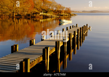 Fine luce sul pontile in legno e le barche a remi Loch Lomond Scozia UK Foto Stock