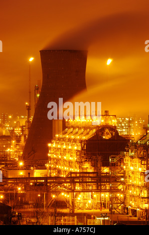 Crepuscolo complesso petrolchimico Grangemouth Regno Unito Scozia Foto Stock