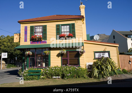 Attraente cafe con cestelli appesi porto di Akaroa Banks Peninsula Nuova Zelanda Foto Stock