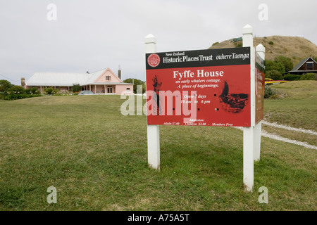 Cartello fuori casa Fyffe un precoce whalers cottage sulla costa di Kaikoura Isola del Sud della Nuova Zelanda Foto Stock