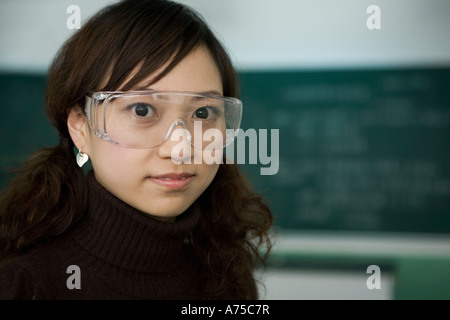 Studentessa indossare gli occhiali di protezione Foto Stock