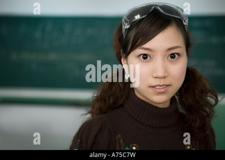 Studentessa indossare gli occhiali di protezione Foto Stock