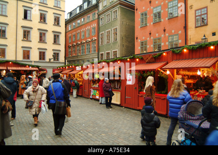 Mercatino di Natale presso la piazza della città di Gamla stan Stoccolma Svezia Foto Stock