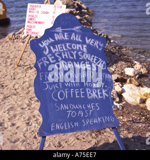 Scritto a mano cartello che indica la direzione del beach bar sulla spiaggia di Bouka costa orientale di Zante Le isole greche - Grecia Foto Stock