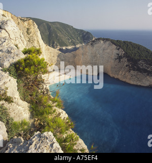 Vista dalla scogliera spettacolare e deserte naufragio della baia e della Caletta con nessuno sulla spiaggia di sabbia di Zante Le Isole greche Foto Stock