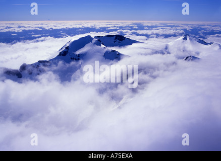 Mt Ruapehu vertice con Mt Taranaki nella distanza del Parco Nazionale di Tongariro Isola del nord della Nuova Zelanda Foto Stock