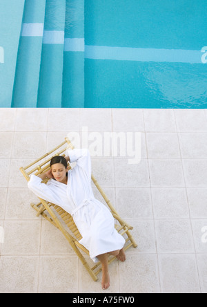 Donna di oziare nella poltrona da piscina, ad alto angolo di visione Foto Stock