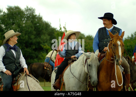 Una famiglia di cowboy a cavallo in Bandera Texas Foto Stock