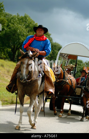 Un cowboy a cavallo in Bandera Texas Foto Stock