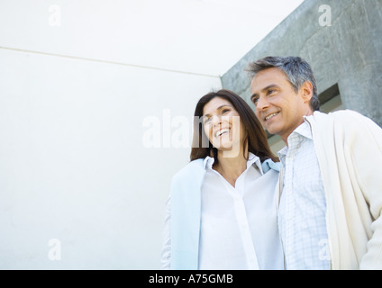 Mid-adulto giovane indossando button down camicie Foto Stock