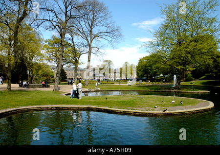 Il lago in Pavilion Gardens Buxton Derbyshire U K Foto Stock