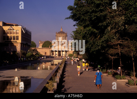 I messicani popolo messicano in Plaza Tapatia Instituto Cultural Cabanas in background Guadalajara Stato di Jalisco Messico Foto Stock