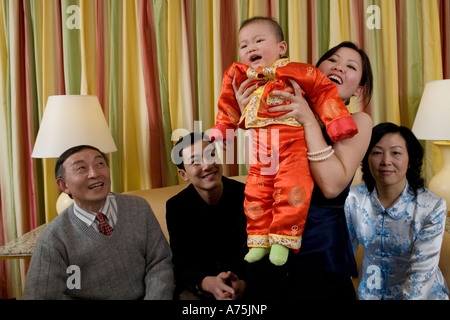 Famiglia estesa seduta sul lettino Foto Stock