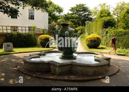 Una fontana all'entrata di Cannizaro Park Wimbledon South London 8 giugno 2006 Fotografo Rogan Macdonald Foto Stock