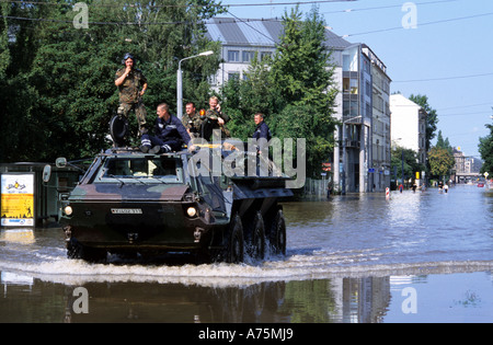 Esercito la guida di veicoli attraverso strade allagate in Dresden Foto Stock