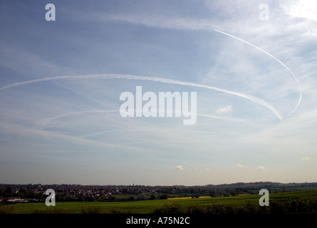 Opacità causato da sentieri di vapore da aeromobili di impilamento Inghilterra Foto Stock