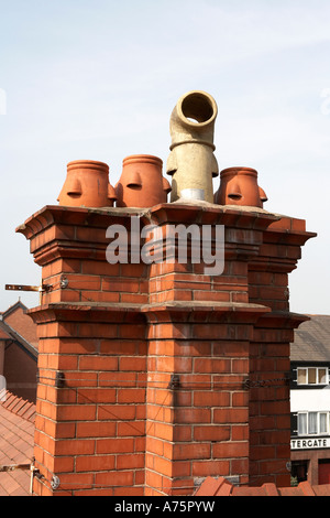 Camini sul tetto di un edificio chester cheshire england regno unito Foto Stock