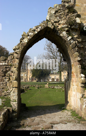 La rovina di un portale ad arco accanto alla navata di Bolton Abbey rovine nel Yorkshire Dales. In Inghilterra. Foto Stock