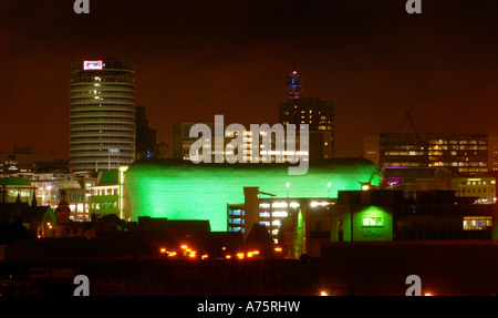 Magazzini SELFRIDGES DI NOTTE NEL BULLRING BIRMINGHAM,Inghilterra illuminato da luce verde.UK Foto Stock