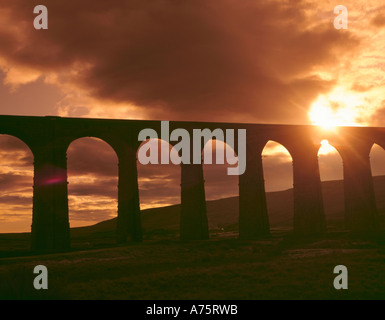 Viadotto ribblehead al tramonto, settle-carlisle railway, ribblehead, Yorkshire Dales National Park, North Yorkshire, Inghilterra, Regno Unito. Foto Stock
