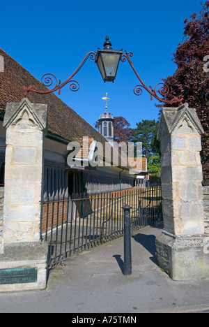 Abingdon, Oxfordshire, Inghilterra. Ingresso di St Helen's sagrato e il lungo viale gli ospizi di carità Foto Stock