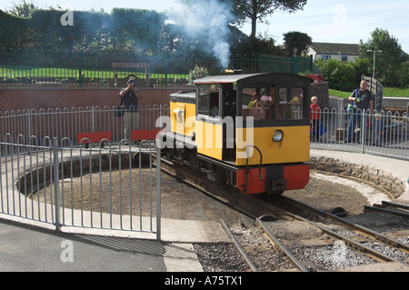 Colorato motore diesel sul giradischi, alla stazione di Ravenglass. Foto Stock