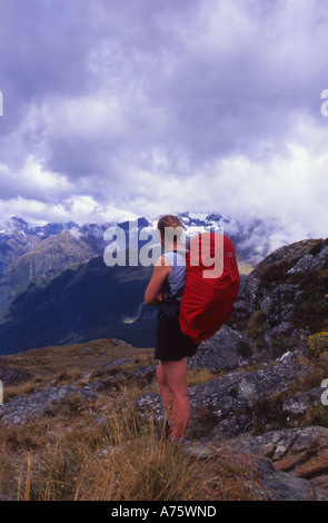 Escursionista sul Routeburn Track, Nuova Zelanda Foto Stock