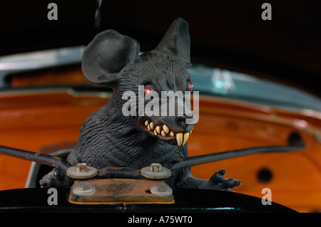 Toy ratto nel vano motore di un 1940 Chevrolet tradizionale asta a caldo a 2006 Detroit Autorama Foto Stock