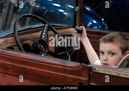 Giovane ragazzo in un 1929 Ford Modello una tradizionale asta di caldo al 2006 Detroit Autorama Foto Stock