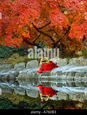 Giovane donna in abito tradizionale Seoul COREA Foto Stock