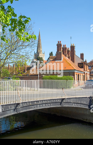 Abingdon, Oxfordshire, Inghilterra. Ghisa ponte di St Helen's Wharf Foto Stock