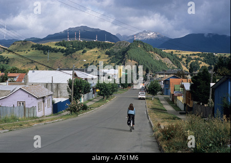 Femmina solo ciclista su strada in Coyhaique in Cile Foto Stock