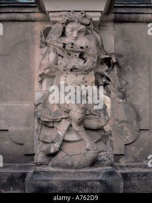 Dettaglio della figura danneggiati sul Wallpavillion, Palazzo Zwinger Dresda, Sassonia (Sassonia), Germania. Foto Stock