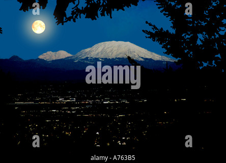 Mt St Helens con la sommità del Monte Rainer in background con la città di Portland in Oregon in primo piano Foto Stock