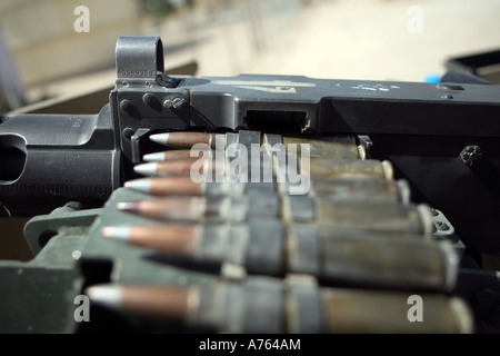 Cinquanta-caliber machine gun tornate sono impostati per essere sparato in caso di un Attacco di insorti Giugno 2, 2006 durante un re-convoglio di rifornimento. Foto Stock